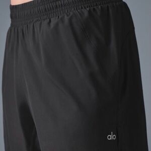 Alo Yoga Shorts Men’s Size XL Black.